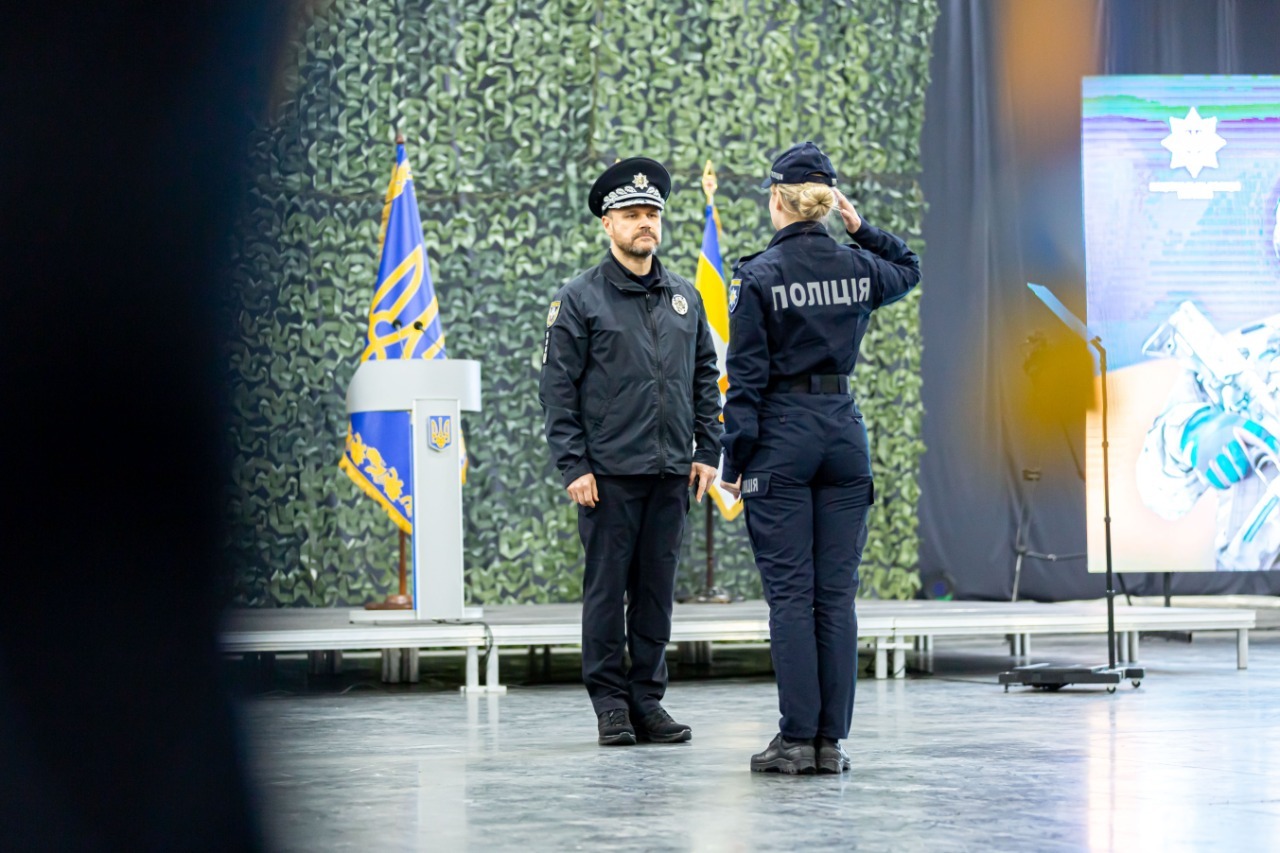 володимир зеленський: кожен, хто обирає професію правоохоронця чи рятувальника, отримує можливість робити україну сильнішою