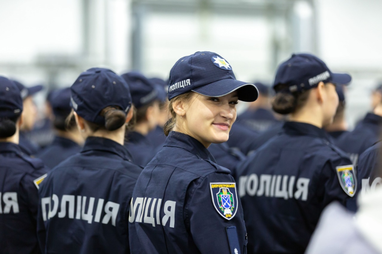 володимир зеленський: кожен, хто обирає професію правоохоронця чи рятувальника, отримує можливість робити україну сильнішою