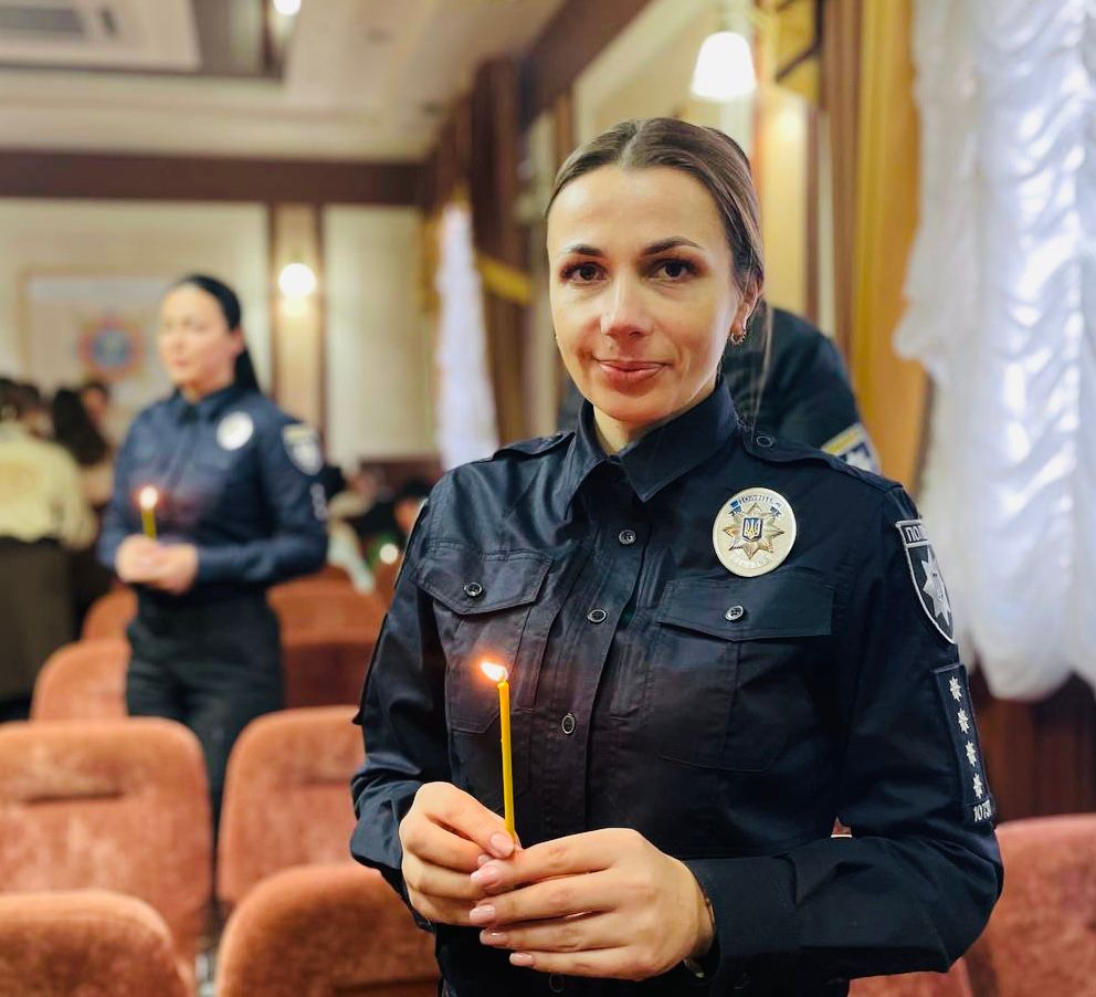 пластуни передали прикарпатським поліцейським вифлеємський вогонь миру