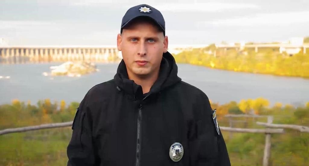 #нашігерої : поліцейський  руслан проценко рятував під обстрілами людей  у запоріжжі