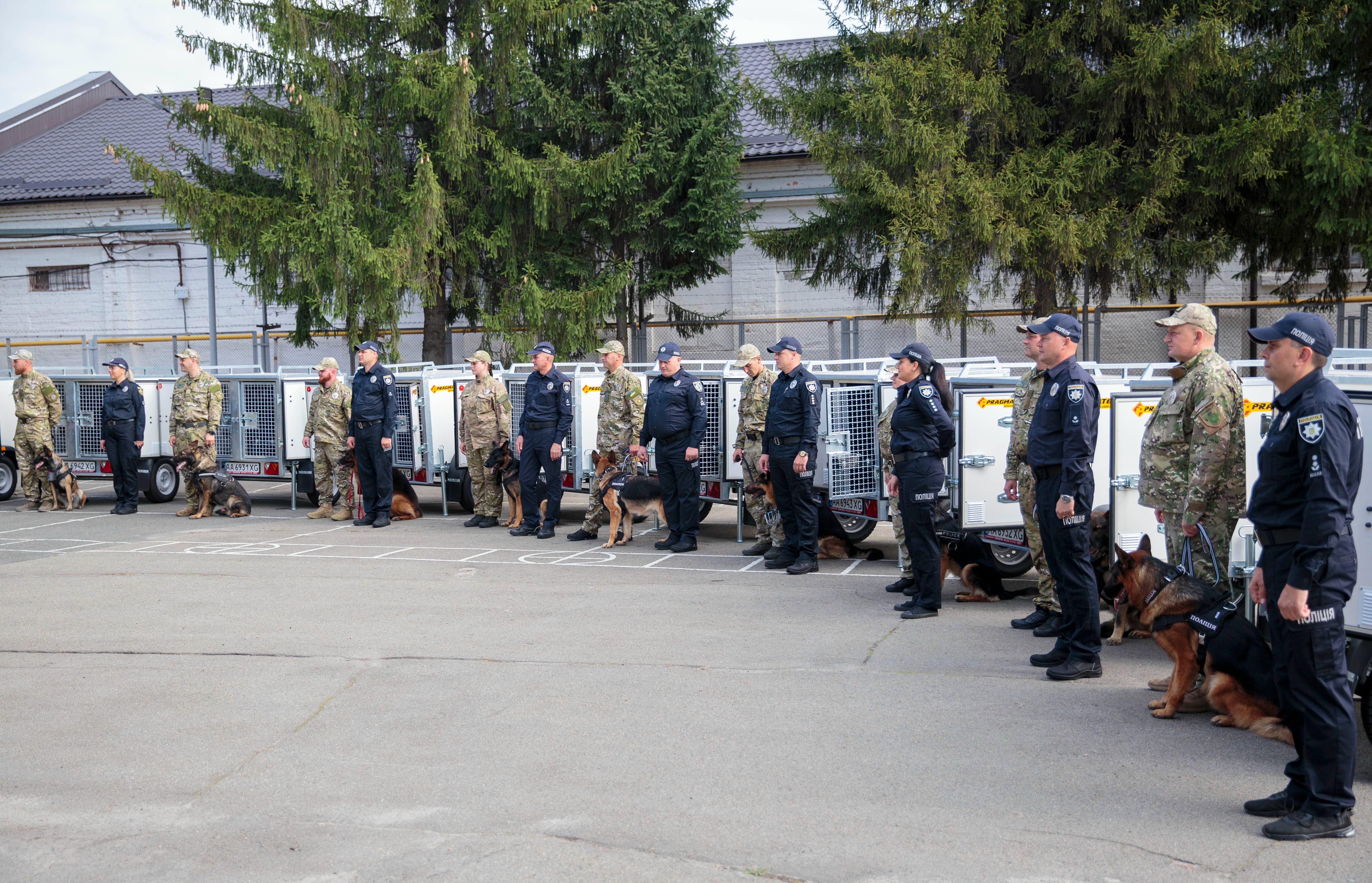 європейські партнери передали нацполіції спецобладнання для перевезення службових собак