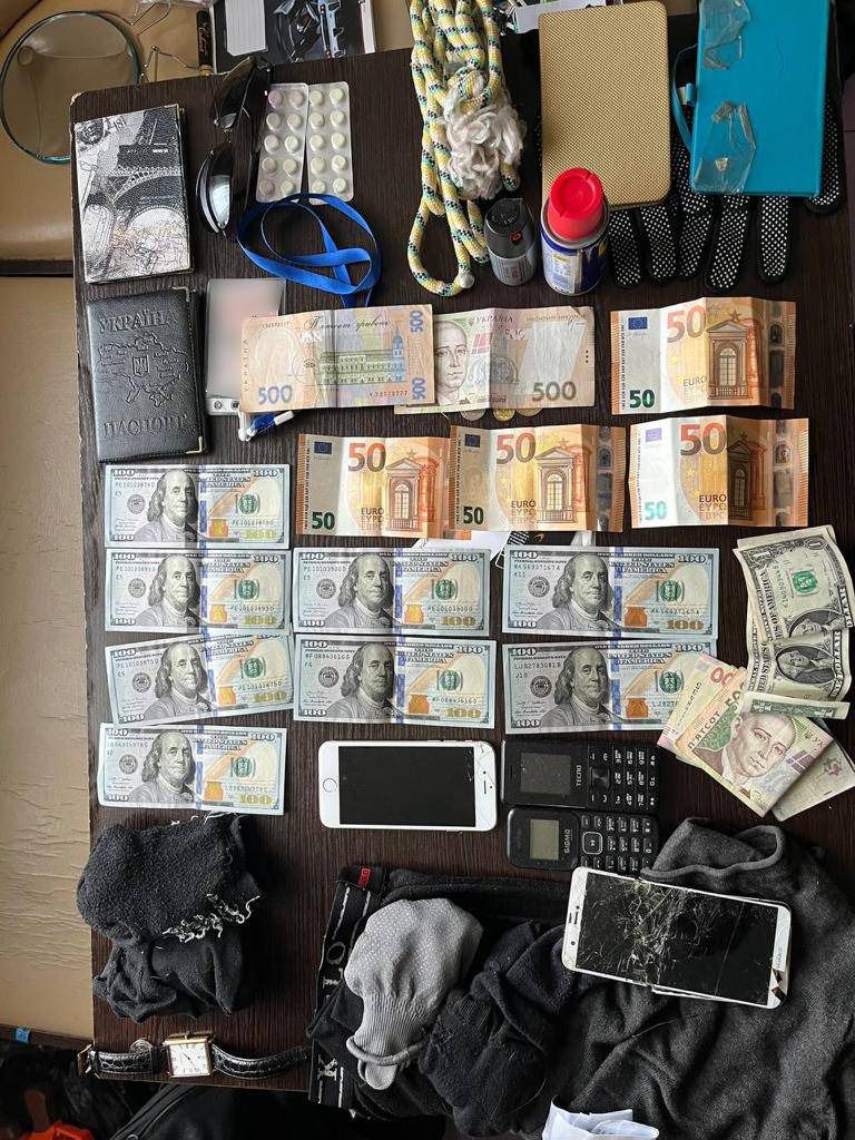 закарпатські поліцейські припинили злочинну діяльність групи вже судимих квартирних крадіїв: затримання провели в сусідній львівській області