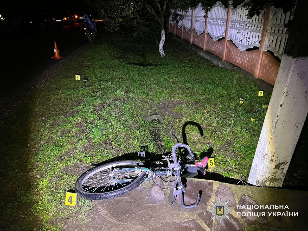 Велосипед потерпілого на місці ДТП