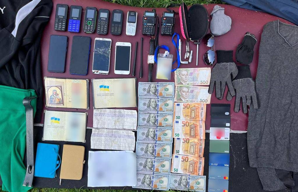 закарпатські поліцейські припинили злочинну діяльність групи вже судимих квартирних крадіїв: затримання провели в сусідній львівській області