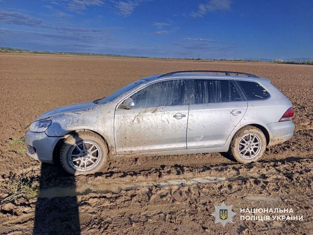 Авитомобіль, пошкоджений у ДТП, у полі