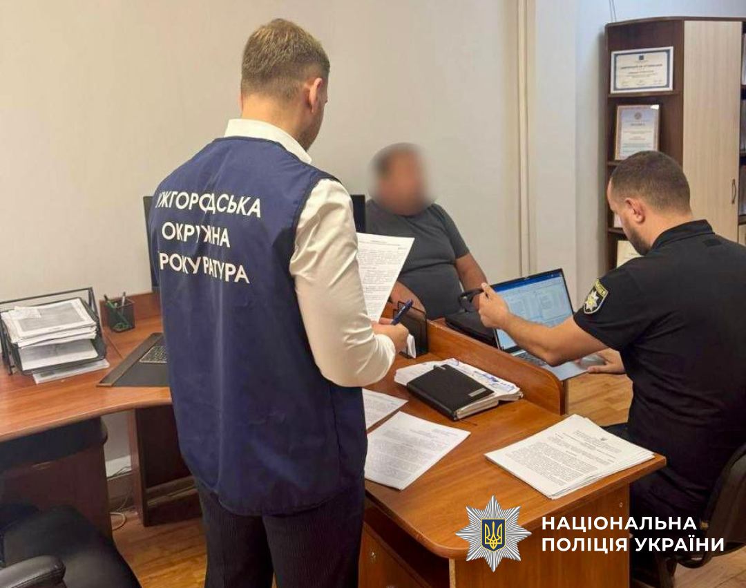 Поліцейський та прокурор оголошують підозру одному з фігурантів – жителю села Міжлісне
