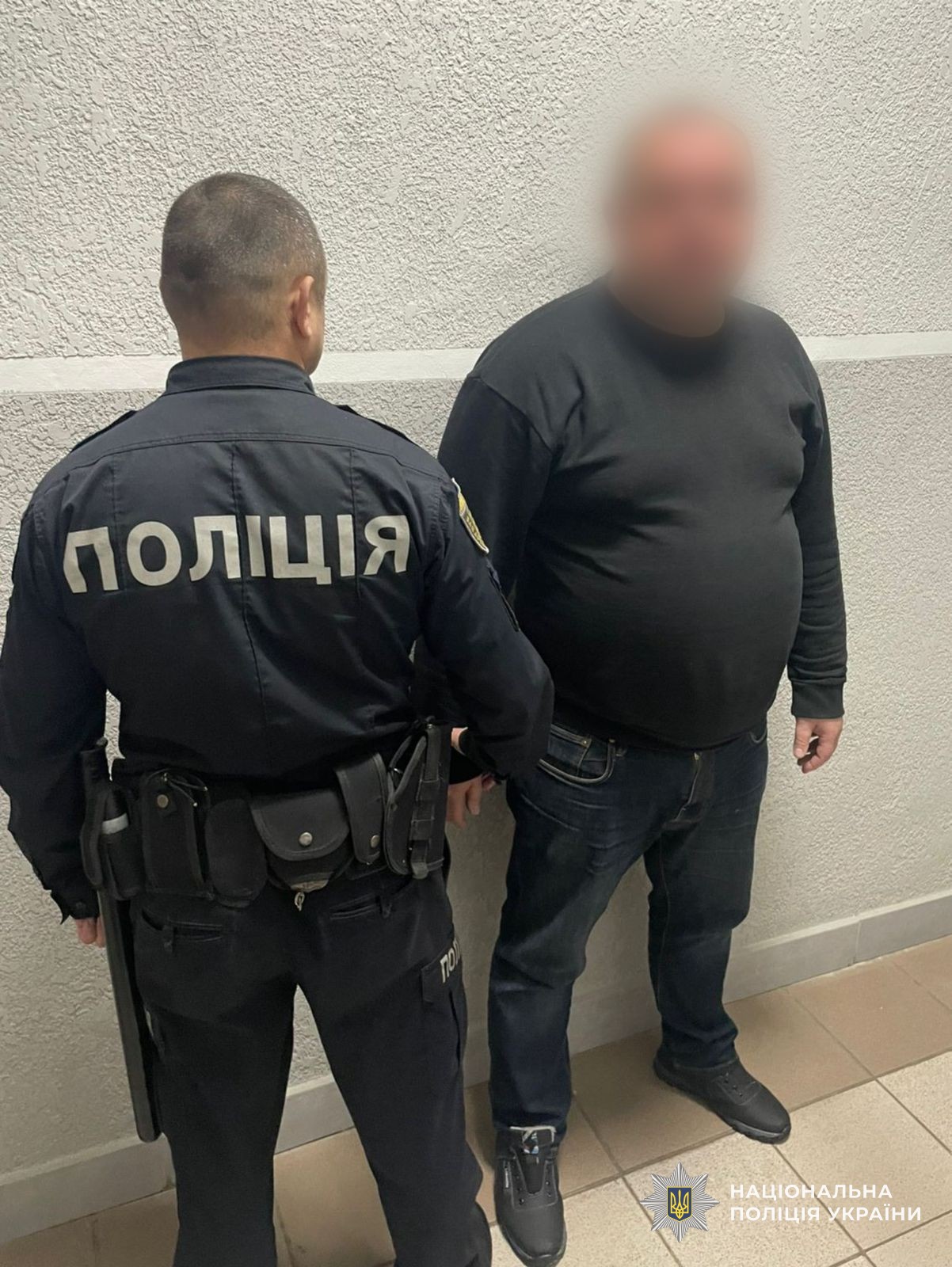 Поліцейський та затриманий керівник структурного підрозділу банківської установи