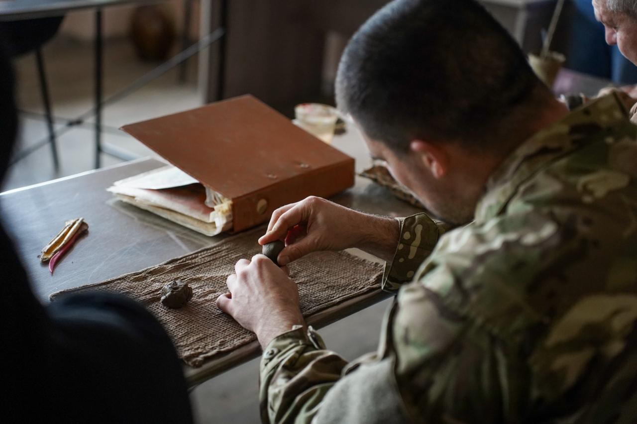 Владислав Горнодь виготовляє глиняну фігуру