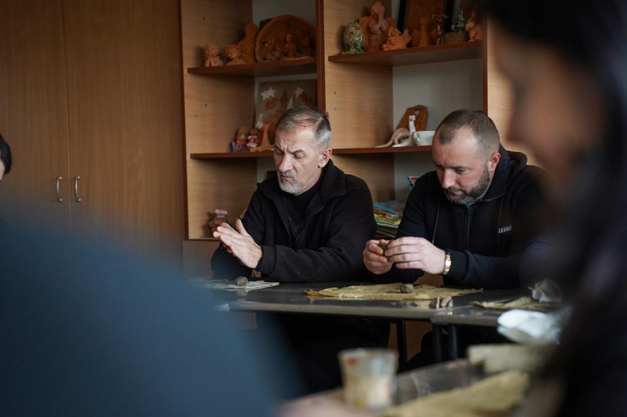 Ветерани виготовляють глиняні фігури