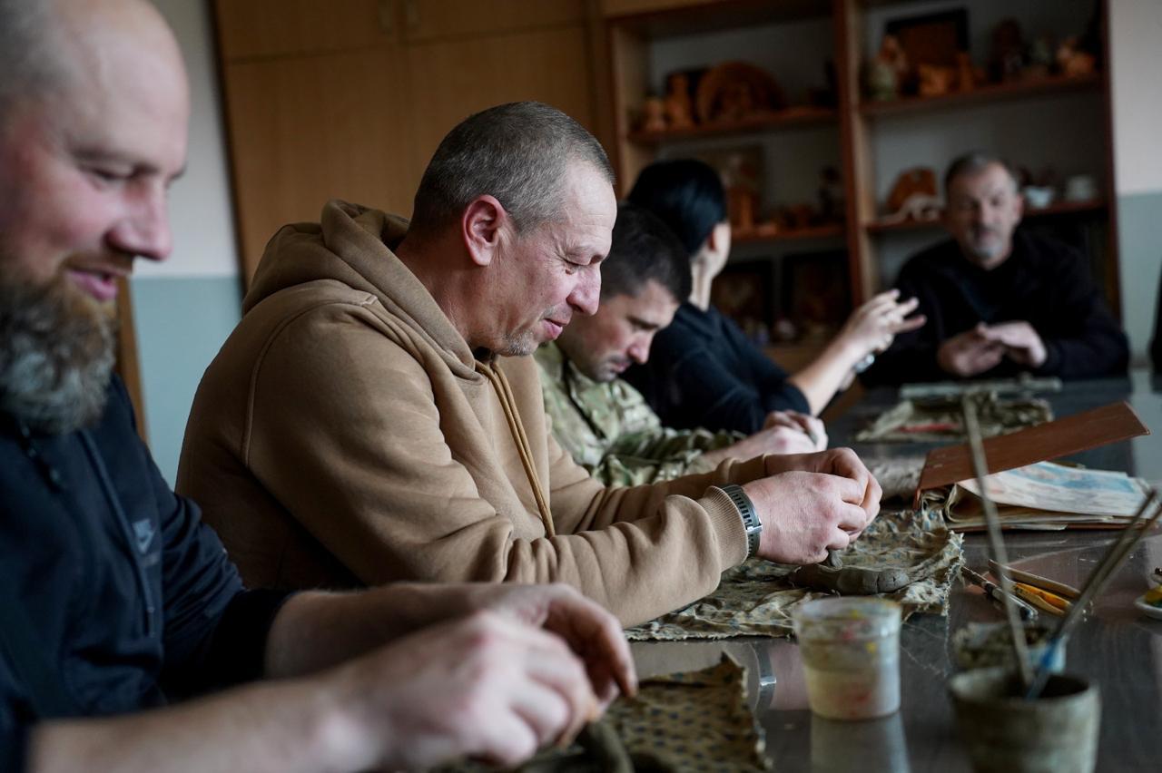 Ветерани виготовляють глиняні фігури