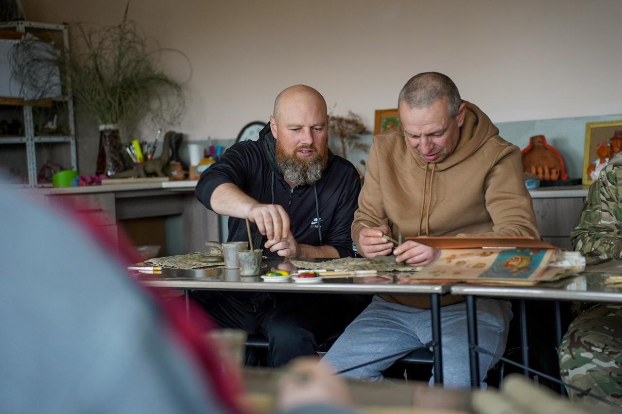 Ветерани виготовляють глиняні фігури