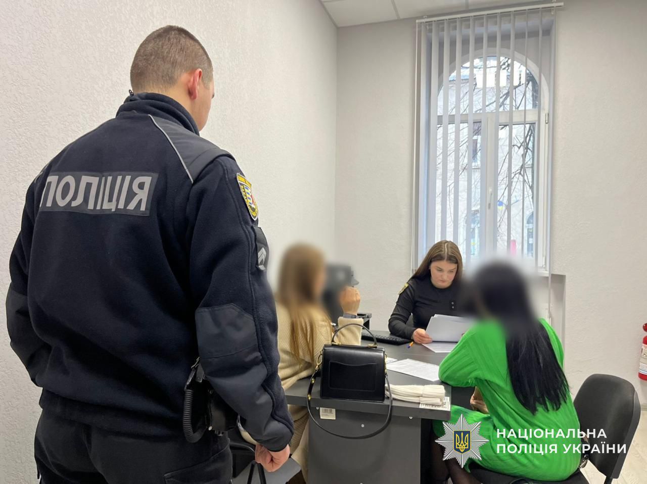 Співробітники поліції Мукачева оголошують підозру фігурантці