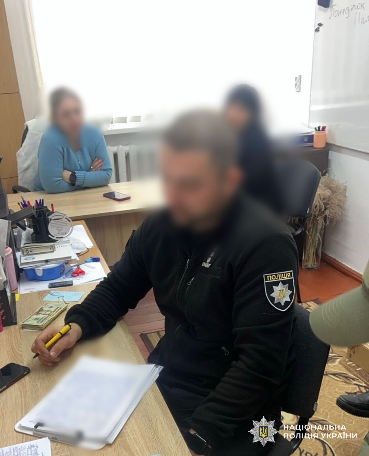 поліцйський, який оформляє матеріали справи