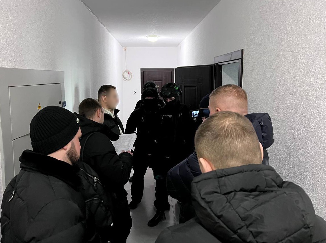 «заробили» на продажі неіснуючих генераторів і палива на десятки мільйонів гривень: нацполіція провела спецоперацію для затримання шахраїв