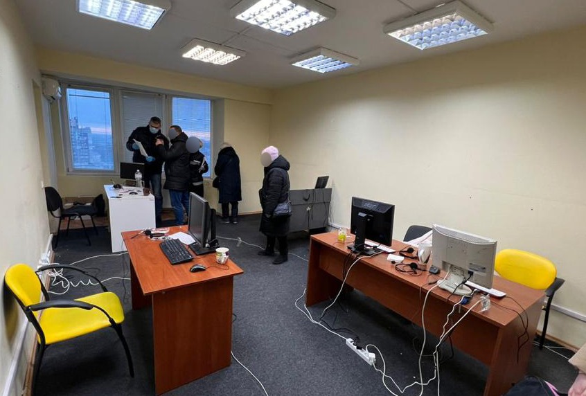 «заробили» на продажі неіснуючих генераторів і палива на десятки мільйонів гривень: нацполіція провела спецоперацію для затримання шахраїв