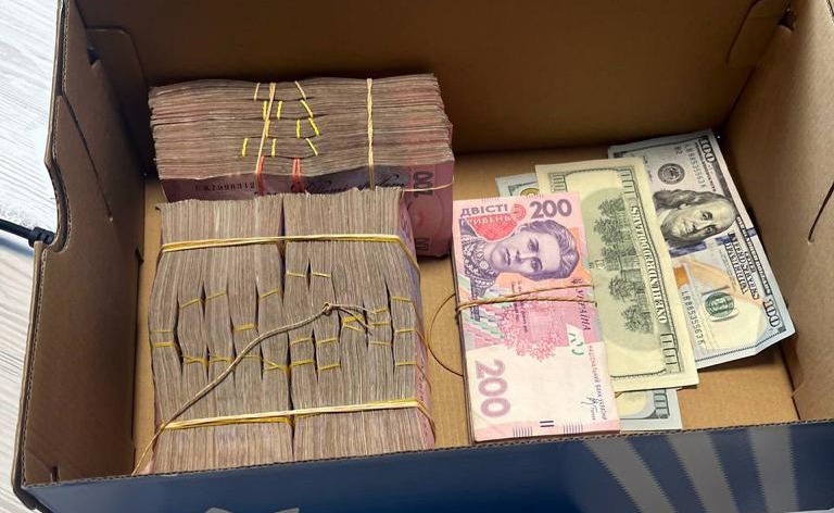 «заробили» на продажі неіснуючих генераторів і палива на десятки мільйонів гривень: нацполіція провела спецоперацію для затримання шахраїв