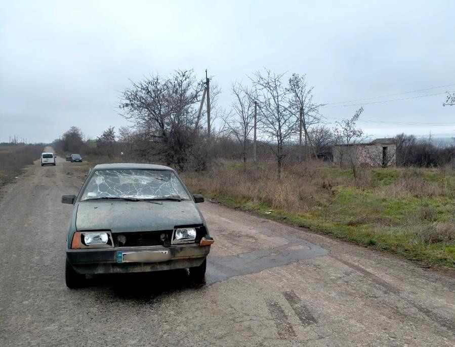 на херсонщині поліцейські надали першу домедичну допомогу та врятували життя пораненим внаслідок обстрілу армією рф