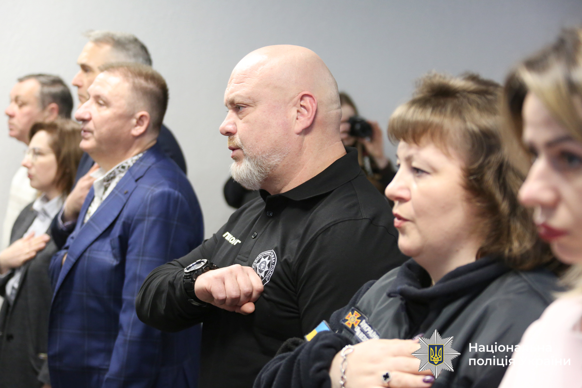 Психологи поліції Вінниччини отримали відзнаки за внесок у розвиток системи підтримки ментального здоров’я   	У Вінницькій області відбувся День спільнодії «Сила вдячності “Ти як?”» у межах Всеукраїнської програми ментального здоров’я, започаткованої Першою леді Оленою Зеленською. Під час заходу відзначили фахівців, які щодня допомагають людям долати наслідки війни та розвивають систему психосоціальної підтримки.  	  	Простір соціально-психологічної підтримки Головного управління Національної поліції у Вінницькій області «Блакитне небо для України» отримав нагороду в номінації - «Інновація “Ти як”».   	  Також колектив відділу психологічного забезпечення поліції Вінниччини відзачили «За результативну міжсекторальну співпрацю у сфері психічного здоров’я». Нагороди отримав керівник підрозділу, Сергій Петрушин.  Психологи поліції області системно працюють з: • пораненими захисниками та військовими, які проходять лікування та відновлення у Вінниччині; • слідчими та правоохоронцями, задіяними в процесах репатріації; • родинами військових, дітьми, внутрішньо переміщеними особами та громадянами, які переживають втрату чи емоційне виснаження.   	Фахівці проводять індивідуальні та групові консультації, тренінги з відновлення психологічної стійкості та забезпечують доступну підтримку тим, хто її потребує.  	  Психологи наголошують: звернення по допомогу — це нормально, а їхнє завдання — щоб ніхто не залишався наодинці зі своїми переживаннями.