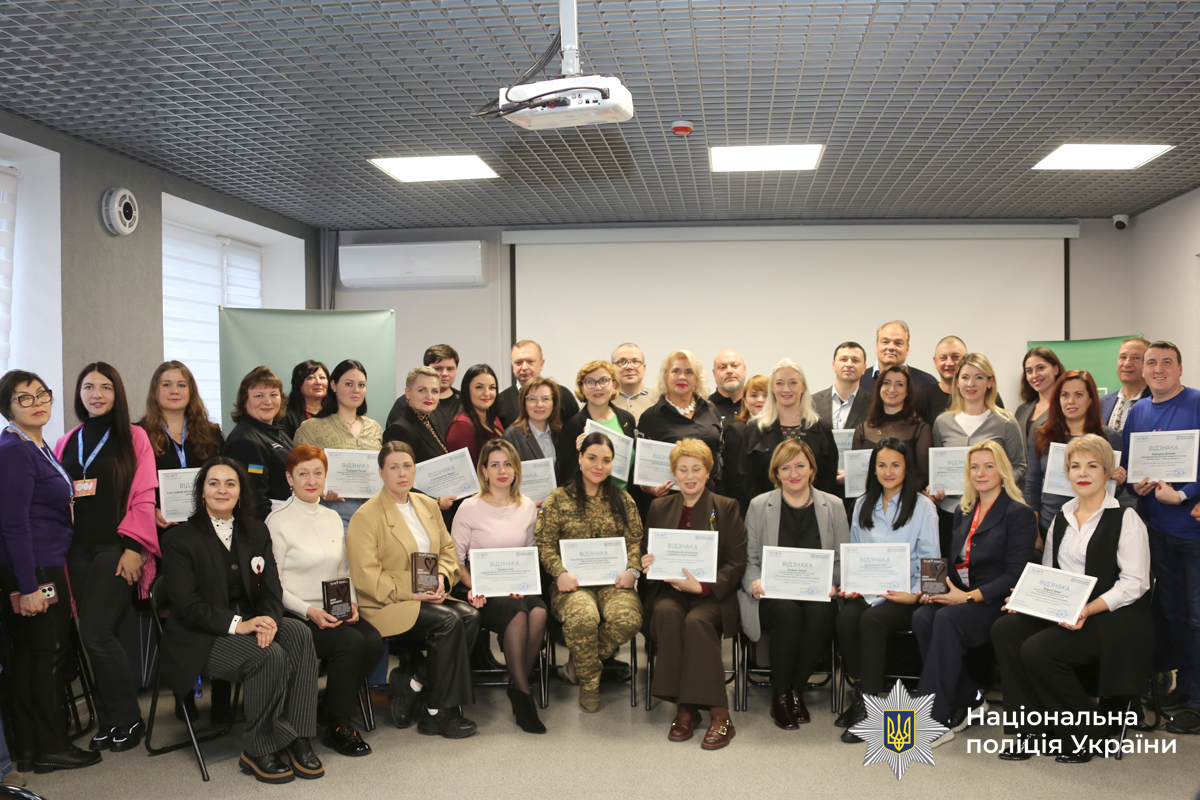 Психологи поліції Вінниччини отримали відзнаки за внесок у розвиток системи підтримки ментального здоров’я   	У Вінницькій області відбувся День спільнодії «Сила вдячності “Ти як?”» у межах Всеукраїнської програми ментального здоров’я, започаткованої Першою леді Оленою Зеленською. Під час заходу відзначили фахівців, які щодня допомагають людям долати наслідки війни та розвивають систему психосоціальної підтримки.  	  	Простір соціально-психологічної підтримки Головного управління Національної поліції у Вінницькій області «Блакитне небо для України» отримав нагороду в номінації - «Інновація “Ти як”».   	  Також колектив відділу психологічного забезпечення поліції Вінниччини відзачили «За результативну міжсекторальну співпрацю у сфері психічного здоров’я». Нагороди отримав керівник підрозділу, Сергій Петрушин.  Психологи поліції області системно працюють з: • пораненими захисниками та військовими, які проходять лікування та відновлення у Вінниччині; • слідчими та правоохоронцями, задіяними в процесах репатріації; • родинами військових, дітьми, внутрішньо переміщеними особами та громадянами, які переживають втрату чи емоційне виснаження.   	Фахівці проводять індивідуальні та групові консультації, тренінги з відновлення психологічної стійкості та забезпечують доступну підтримку тим, хто її потребує.  	  Психологи наголошують: звернення по допомогу — це нормально, а їхнє завдання — щоб ніхто не залишався наодинці зі своїми переживаннями.