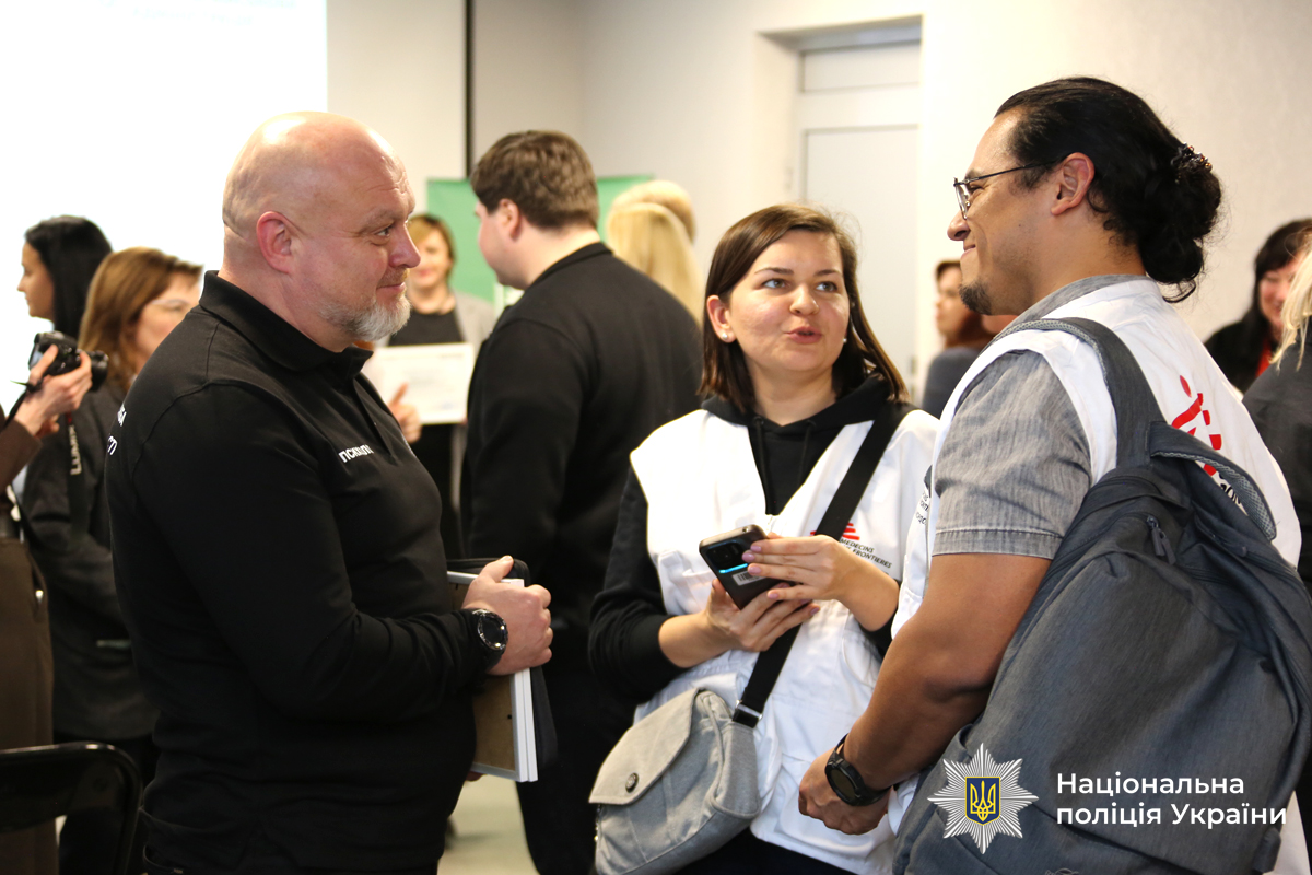 Психологи поліції Вінниччини отримали відзнаки за внесок у розвиток системи підтримки ментального здоров’я   	У Вінницькій області відбувся День спільнодії «Сила вдячності “Ти як?”» у межах Всеукраїнської програми ментального здоров’я, започаткованої Першою леді Оленою Зеленською. Під час заходу відзначили фахівців, які щодня допомагають людям долати наслідки війни та розвивають систему психосоціальної підтримки.  	  	Простір соціально-психологічної підтримки Головного управління Національної поліції у Вінницькій області «Блакитне небо для України» отримав нагороду в номінації - «Інновація “Ти як”».   	  Також колектив відділу психологічного забезпечення поліції Вінниччини відзачили «За результативну міжсекторальну співпрацю у сфері психічного здоров’я». Нагороди отримав керівник підрозділу, Сергій Петрушин.  Психологи поліції області системно працюють з: • пораненими захисниками та військовими, які проходять лікування та відновлення у Вінниччині; • слідчими та правоохоронцями, задіяними в процесах репатріації; • родинами військових, дітьми, внутрішньо переміщеними особами та громадянами, які переживають втрату чи емоційне виснаження.   	Фахівці проводять індивідуальні та групові консультації, тренінги з відновлення психологічної стійкості та забезпечують доступну підтримку тим, хто її потребує.  	  Психологи наголошують: звернення по допомогу — це нормально, а їхнє завдання — щоб ніхто не залишався наодинці зі своїми переживаннями.