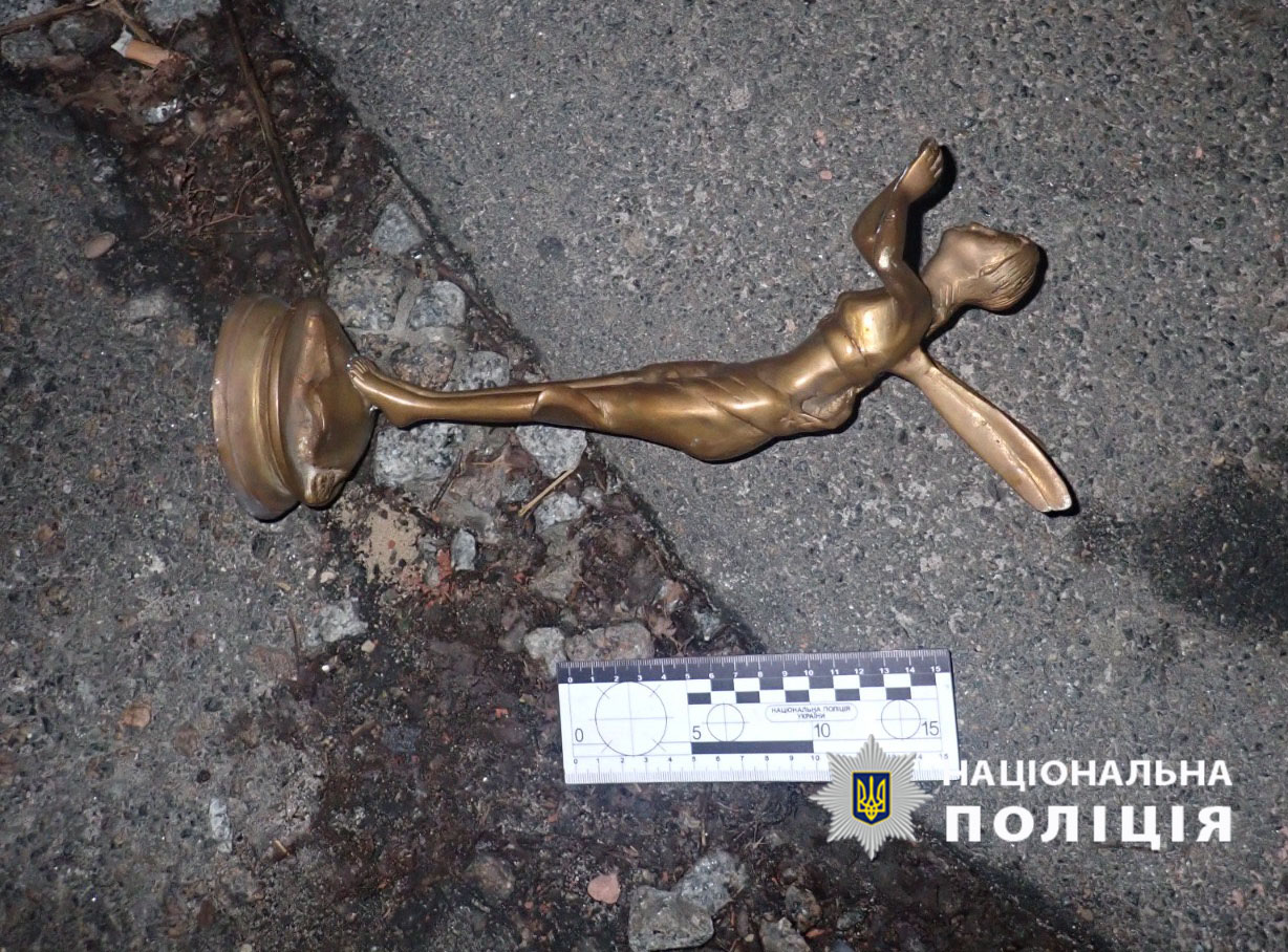 намагався викрасти з приватного будинку антикварні статуетки на суму понад 200 тисяч гривень — поліцейські затримали 36-річного киянина намагався викрасти з приватного будинку антикварні статуетки на суму понад 200 тисяч гривень — поліцейські затримали 36-річного киянина