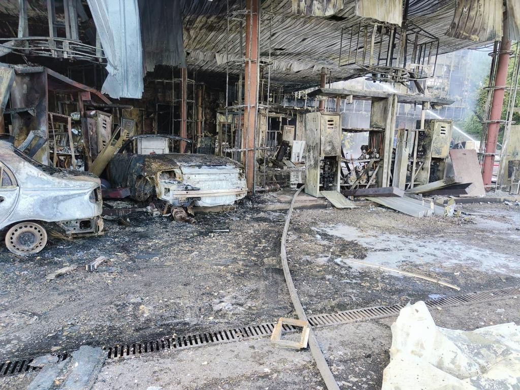 столичні правоохоронці встановлюють обставини дтп внаслідок якого сталося загорання азс