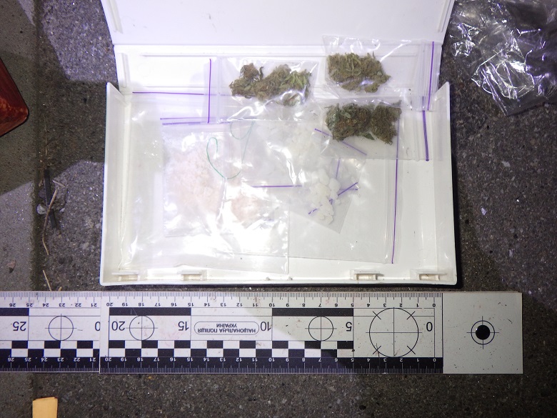 маскувала психоптропи під свічки – у києві дільничні офіцери поліції затримали 25-річну наркозбувачку