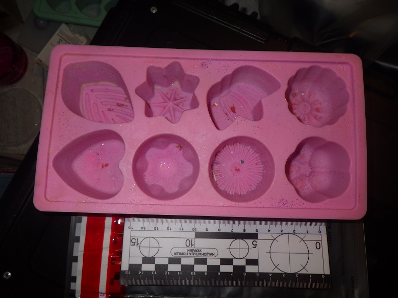 маскувала психоптропи під свічки – у києві дільничні офіцери поліції затримали 25-річну наркозбувачку