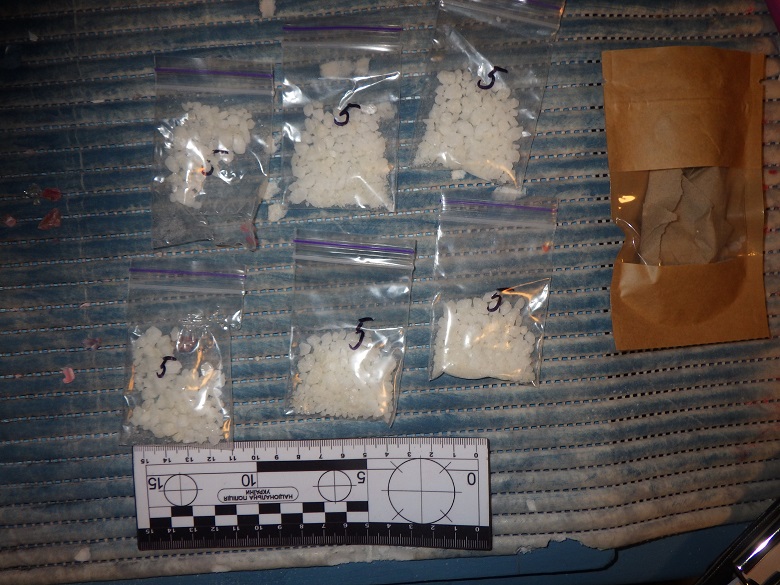 маскувала психоптропи під свічки – у києві дільничні офіцери поліції затримали 25-річну наркозбувачку