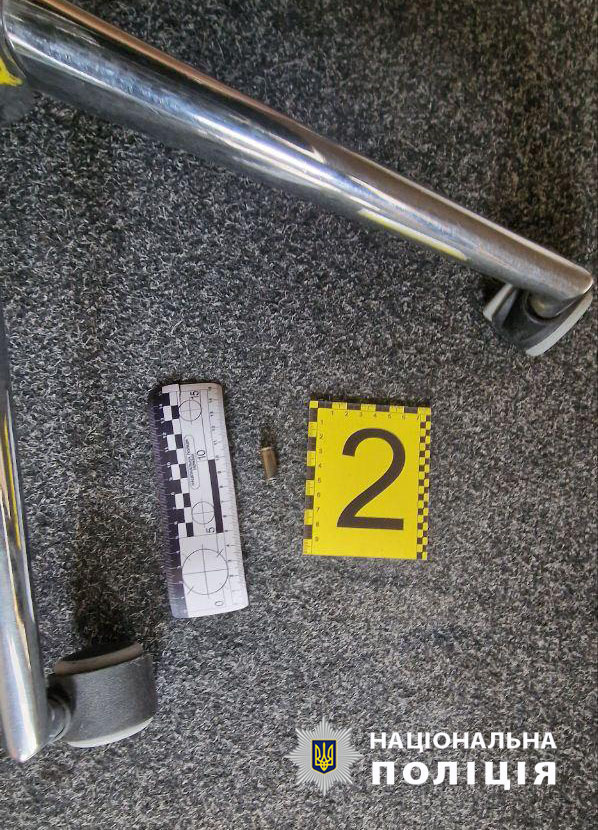 поліцейські з’ясовують обставини стрілянини в офісній будівлі у подільському районі столиці