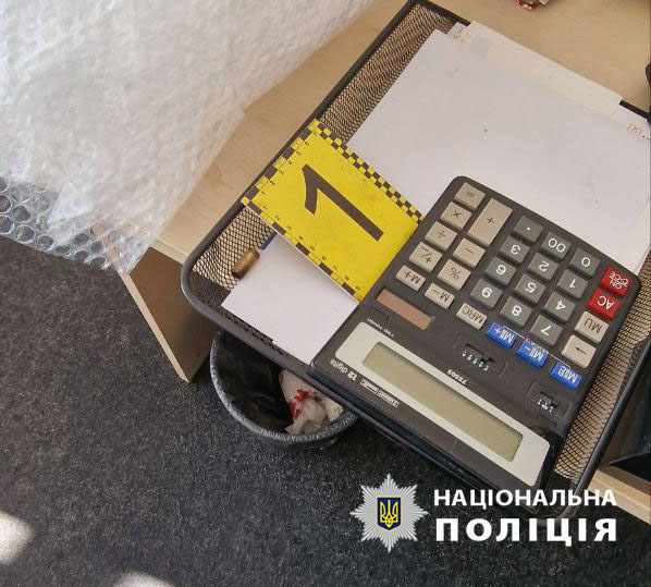 поліцейські з’ясовують обставини стрілянини в офісній будівлі у подільському районі столиці