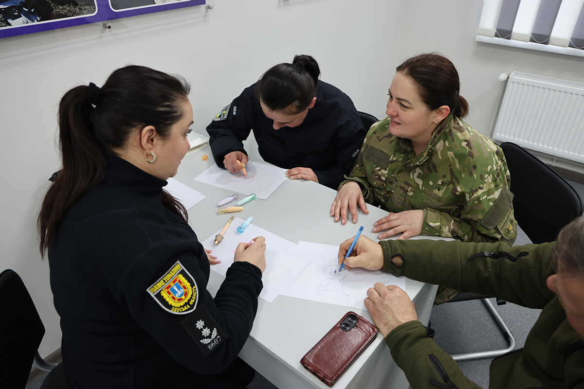 учасники малюють