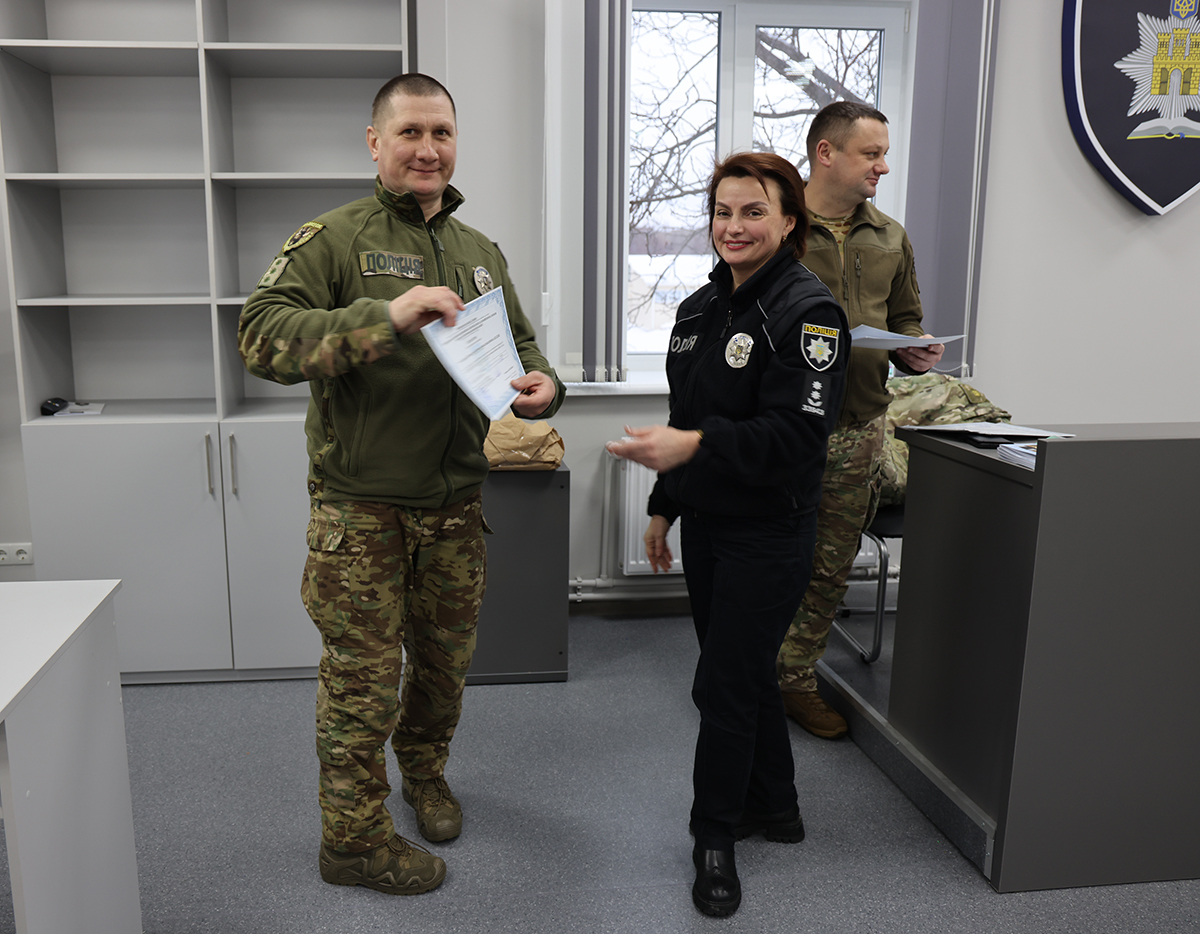 кінологу вручають свідоцтво