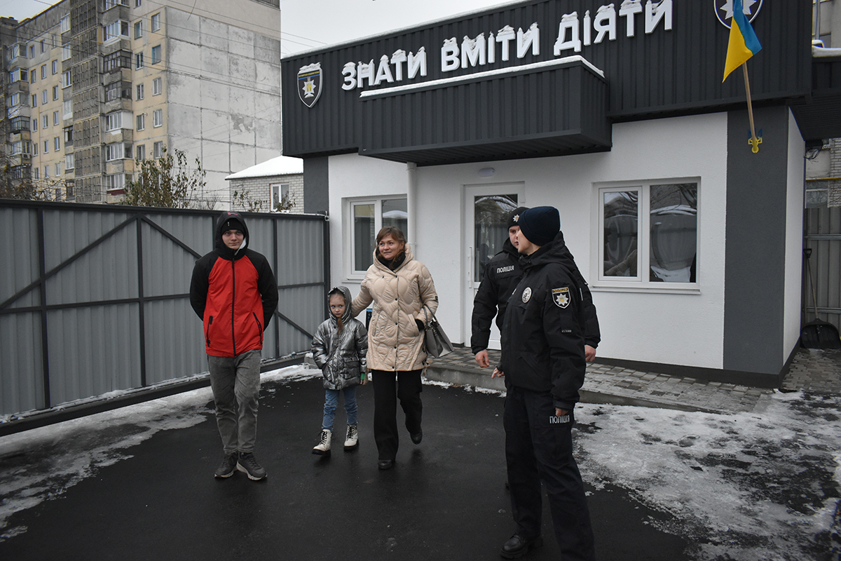 у житомирі юна гостя поліцейської академії по рації допомогла розшукати миколая з подарунками