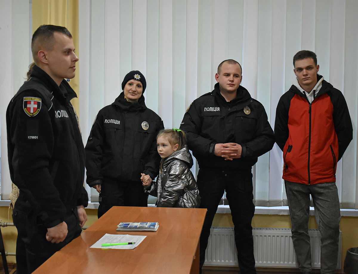 у житомирі юна гостя поліцейської академії по рації допомогла розшукати миколая з подарунками