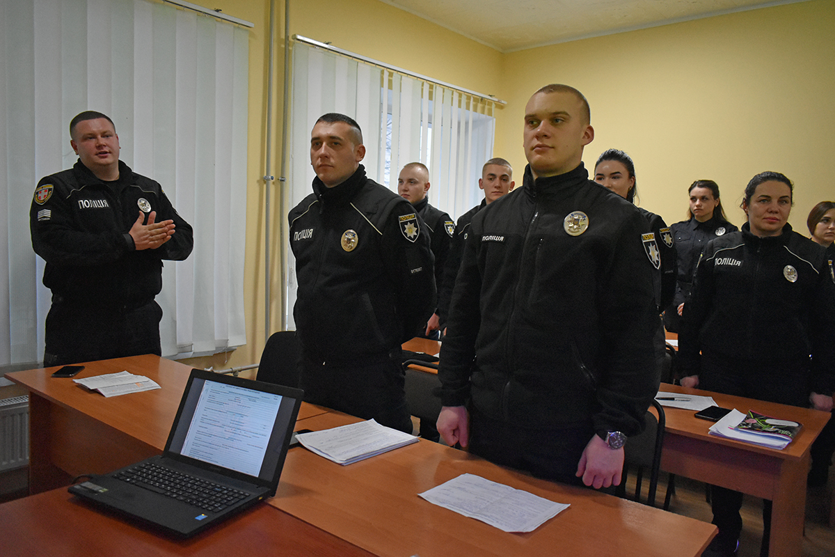 у житомирі юна гостя поліцейської академії по рації допомогла розшукати миколая з подарунками