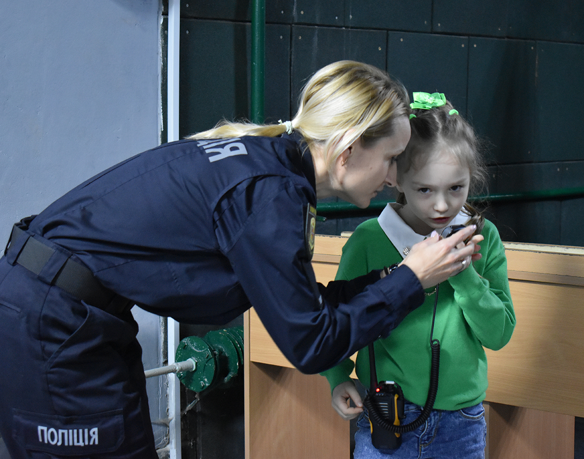 у житомирі юна гостя поліцейської академії по рації допомогла розшукати миколая з подарунками