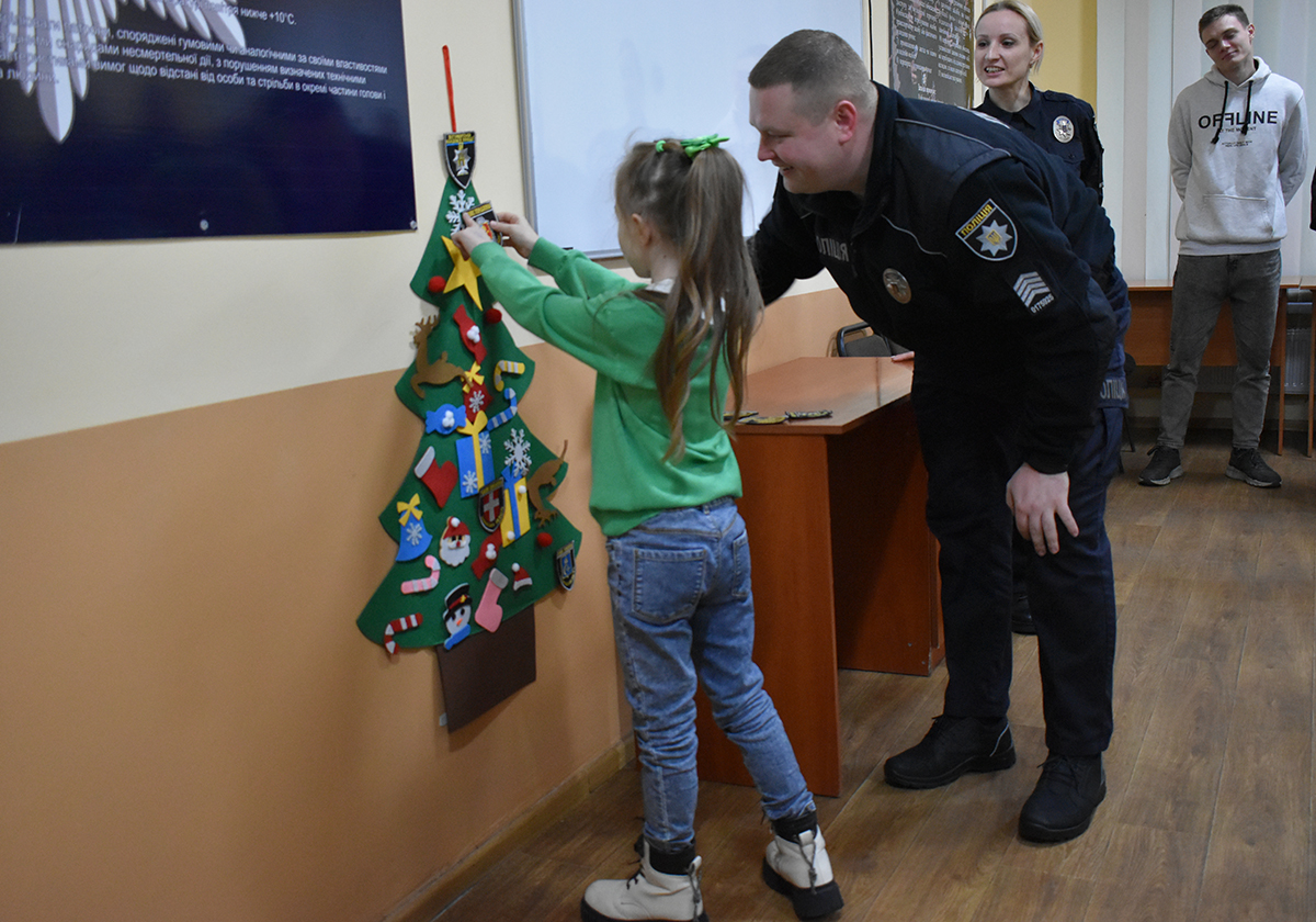 у житомирі юна гостя поліцейської академії по рації допомогла розшукати миколая з подарунками
