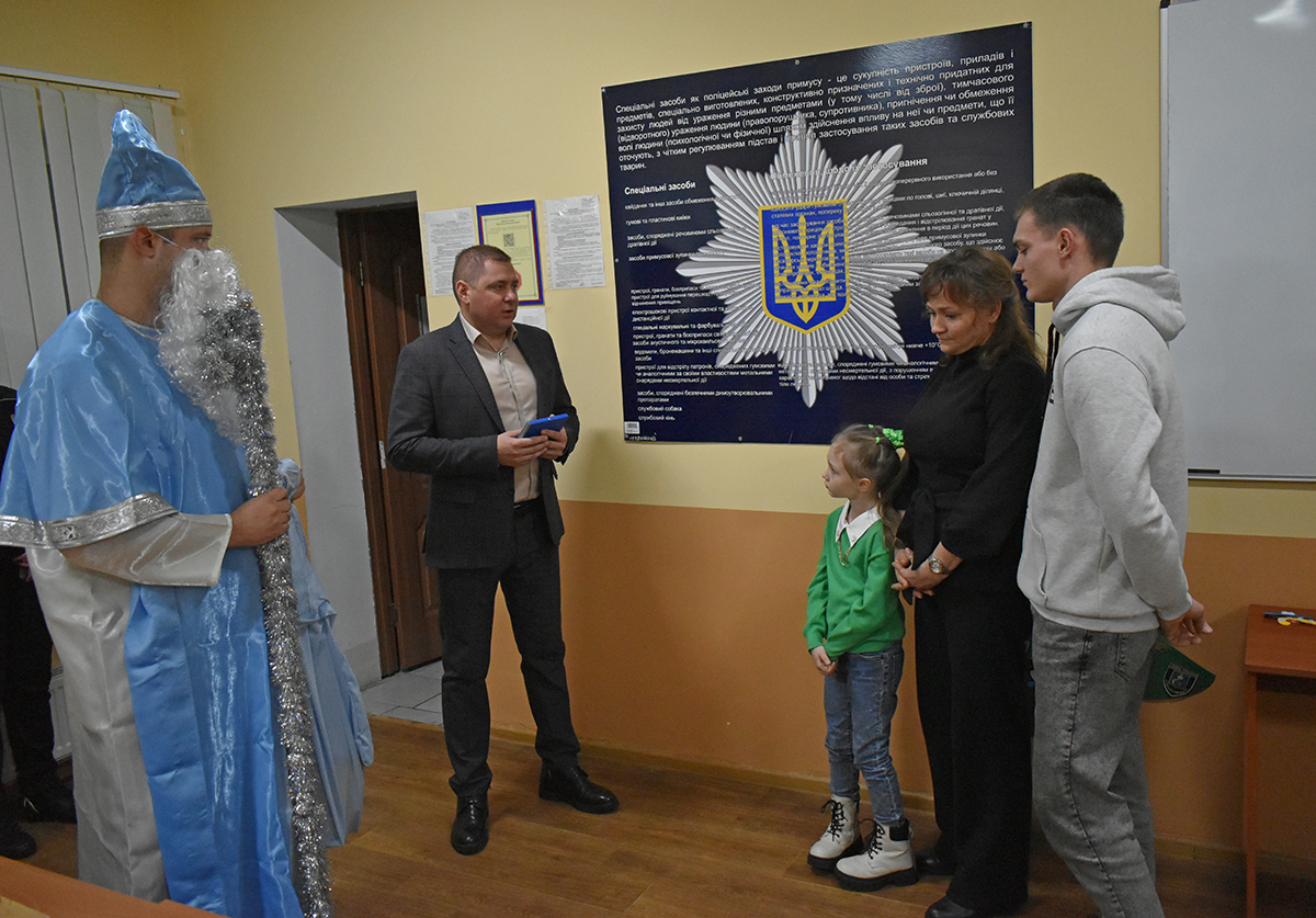 у житомирі юна гостя поліцейської академії по рації допомогла розшукати миколая з подарунками