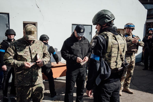на лиманському фронті поліцейські підкріплення допомагають українській армії (спецвипуск  «le monde»)