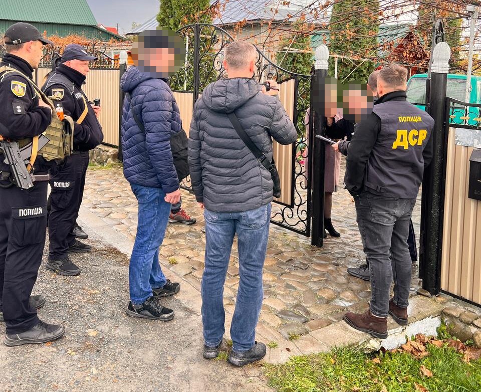 пропонували за 5000 євро вивезти чоловіків з країни: на буковині поліція перекрила незаконний канал міграції