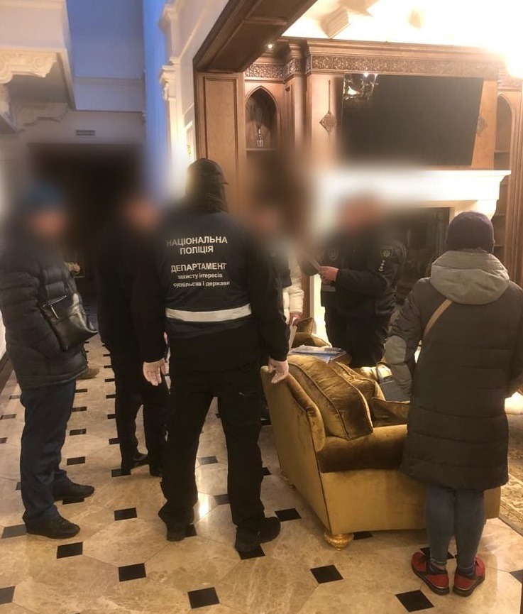 катували людей та відбирали бізнес: поліцейські провели  міждержавну спецоперацію для викриття організованого злочинного угруповання