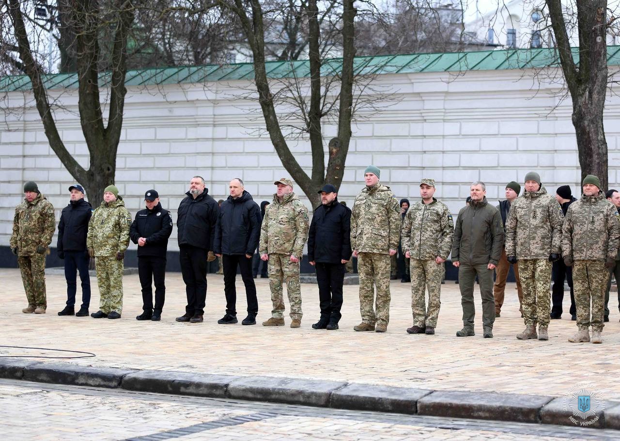 президент україни присвоїв працівникам мвс звання «герой україни» з врученням ордена «золота зірка»