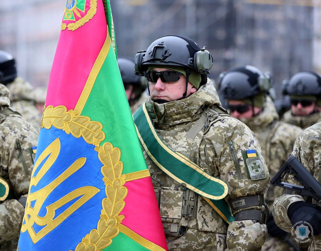 президент україни присвоїв працівникам мвс звання «герой україни» з врученням ордена «золота зірка»