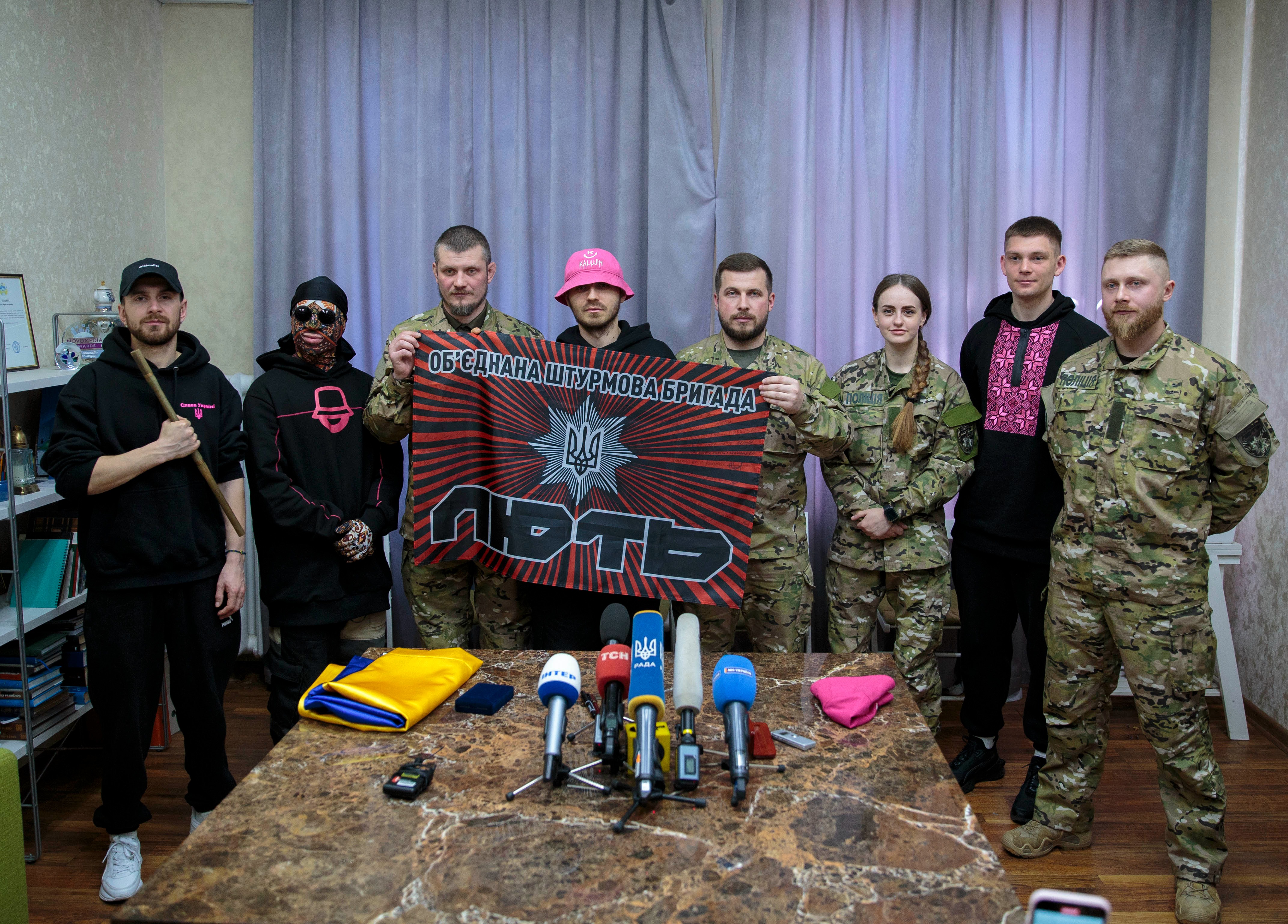 гурт «kalush orchestra» став амбасадором об’єднаної штурмової бригади нацполіції «лють»