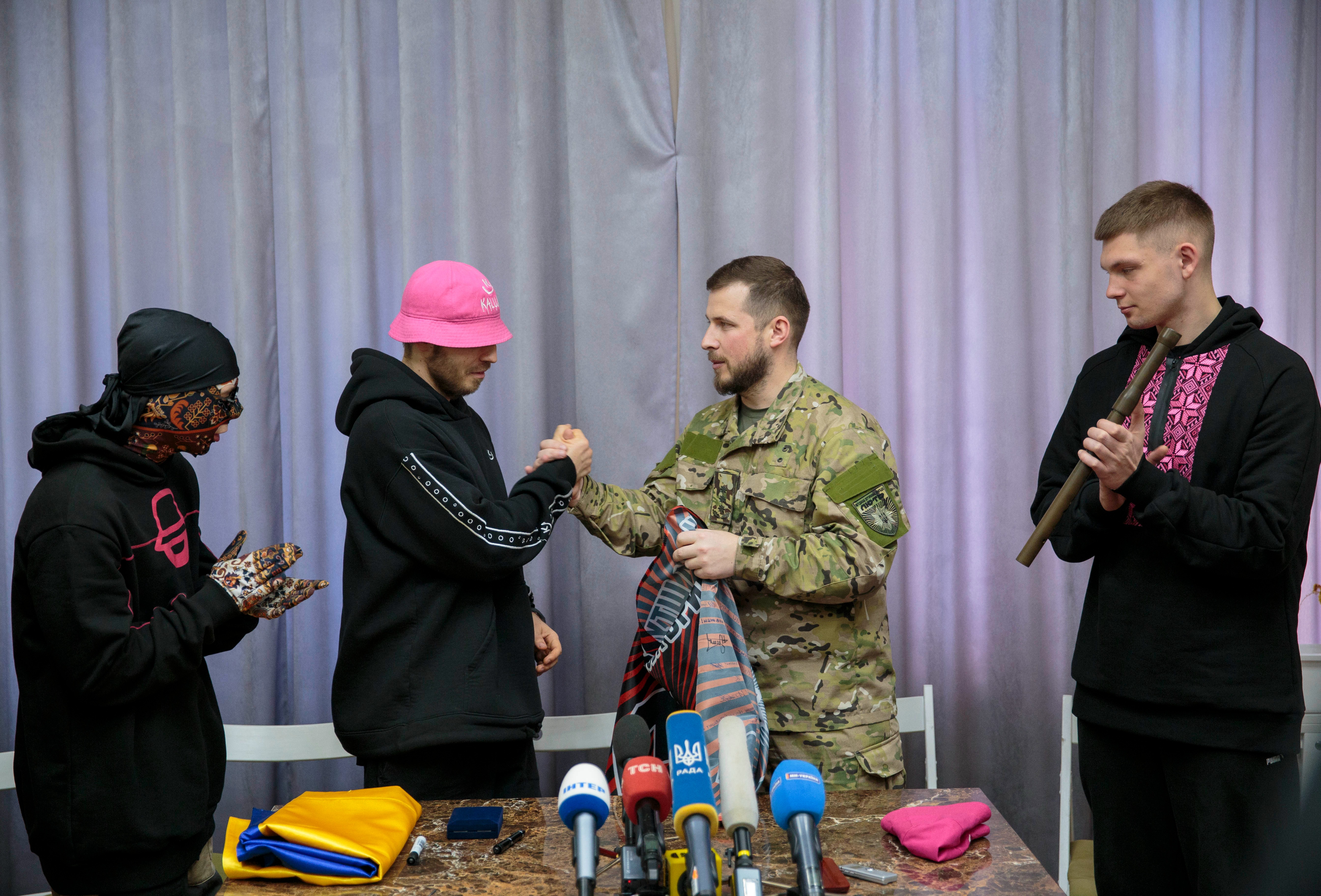 гурт «kalush orchestra» став амбасадором об’єднаної штурмової бригади нацполіції «лють»