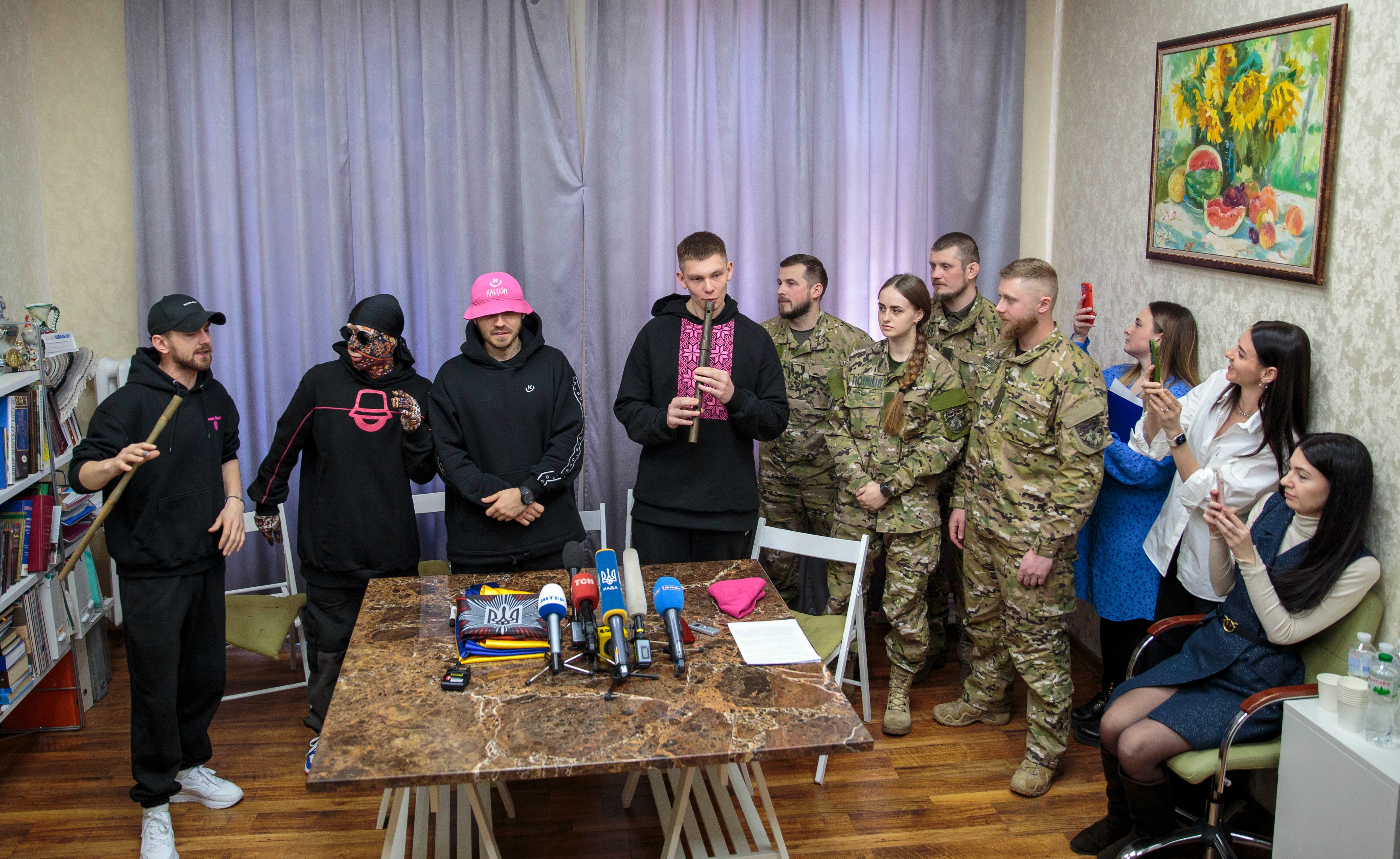 гурт «kalush orchestra» став амбасадором об’єднаної штурмової бригади нацполіції «лють»