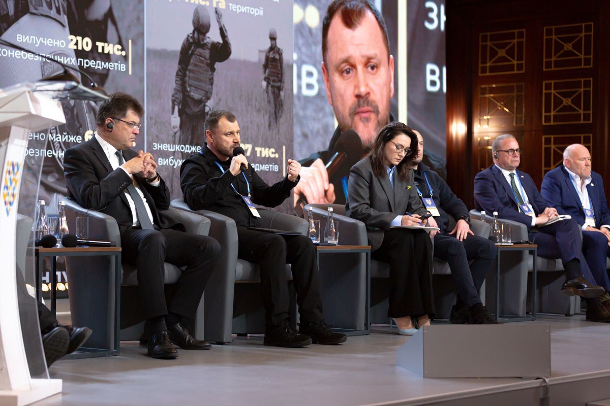 «україні знадобиться більш як 10 років, аби розмінувати сільськогосподарські угіддя країни», – міністр внутрішніх справ ігор клименко