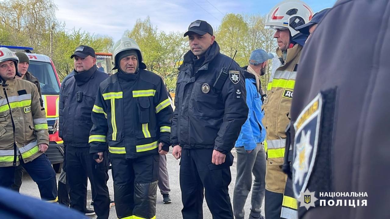 умань: пошуково-рятувальні роботи на місці ракетного удару рф тривають