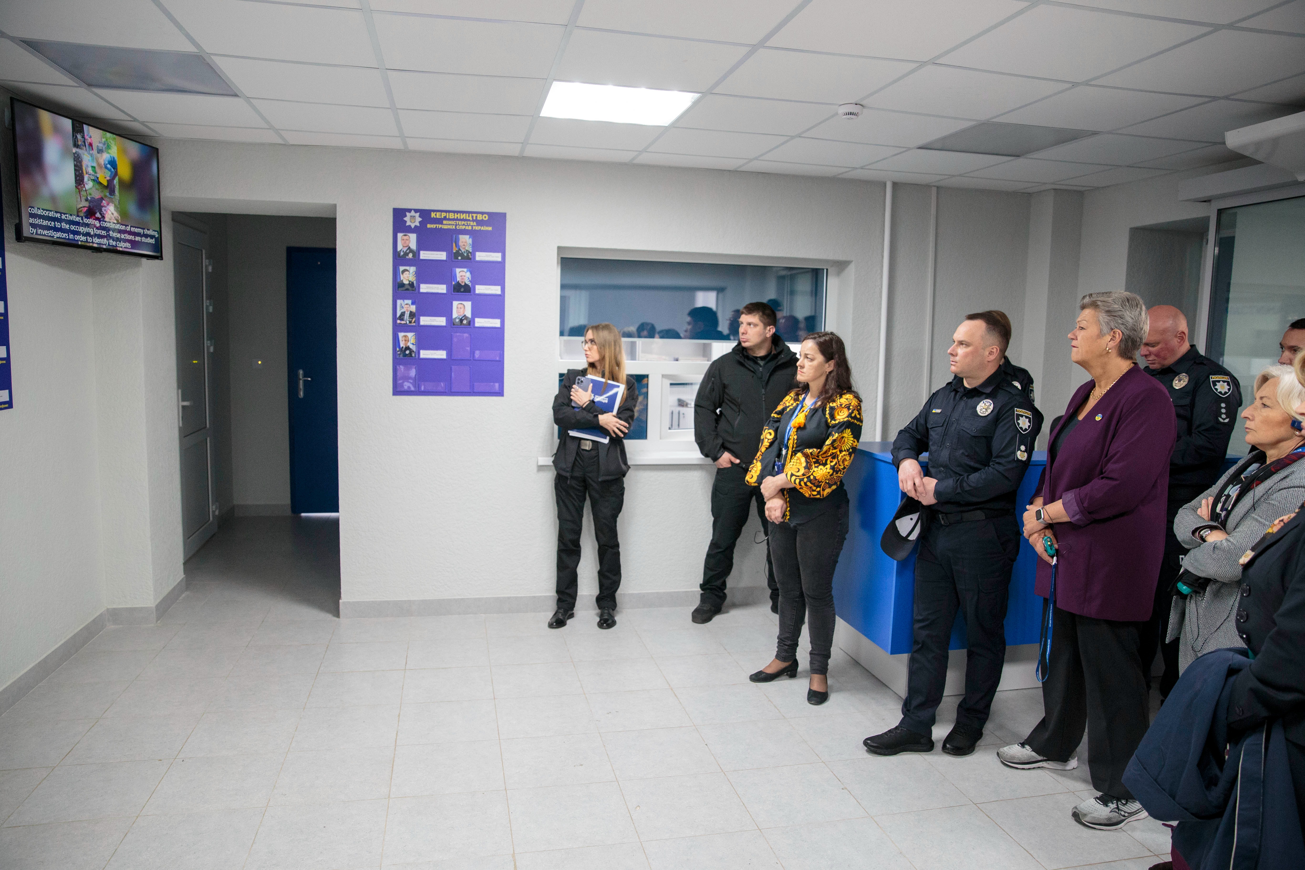 керівник нацполіції іван вигівський показав єврокомісару з внутрішніх справ ілві йоганссон місця воєнних злочинів росіян в ірпені